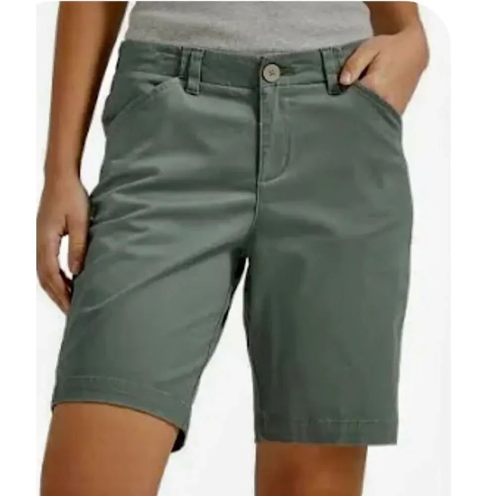 Levi’s olive green flat-front chino shorts. Button and zip fly closure, belt loo